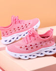 Girls' sports shoes with mesh