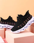 Girls' sports shoes with mesh